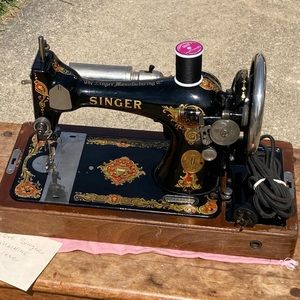 Vintage singer Brentwood sewing machine